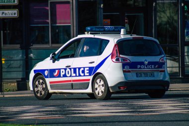 Fransa 'yı 14 Kasım 2020' de Coronavirus salgını sırasında geleneksel bir Fransız polis aracının Reims caddelerinde sürüşünü ve nüfusu kontrol altına almak için kilit altına alınışını izliyor.