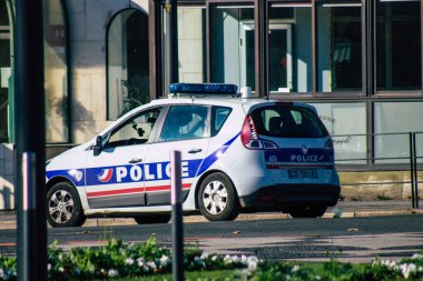 Fransa 'yı 14 Kasım 2020' de Coronavirus salgını sırasında geleneksel bir Fransız polis aracının Reims caddelerinde sürüşünü ve nüfusu kontrol altına almak için kilit altına alınışını izliyor.