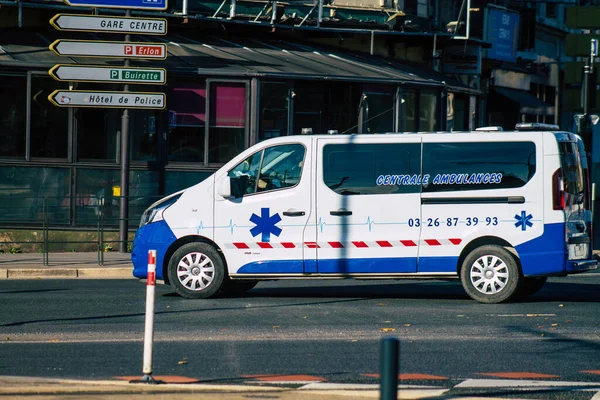 Reims França Novembro 2020 Vista Uma Ambulância Tradicional Dirigindo Pelas — Fotografia de Stock