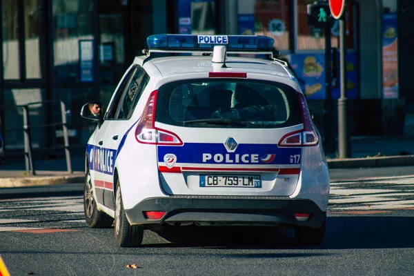 Fransa 'yı 14 Kasım 2020' de Coronavirus salgını sırasında geleneksel bir Fransız polis aracının Reims caddelerinde sürüşünü ve nüfusu kontrol altına almak için kilit altına alınışını izliyor.