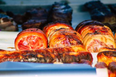 Fransa 'yı 14 Kasım 2020' de Coronavirus salgını sırasında Reims pazarında satılan çeşitli şarküterilerin kapatılması ve nüfusun kontrol altına alınması için kilit altına alınması olarak tanımlıyor.