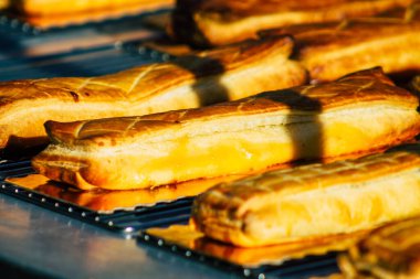 Fransa 'yı 14 Kasım 2020' de Coronavirus salgını sırasında Reims pazarında satılan çeşitli şarküterilerin kapatılması ve nüfusun kontrol altına alınması için kilit altına alınması olarak tanımlıyor.