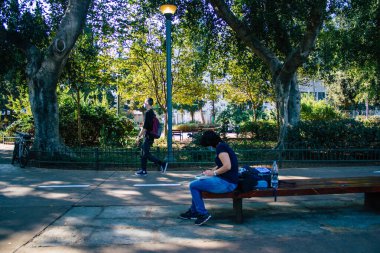 Tel Aviv İsrail 15 Kasım 2020 İsrail, İsrail 'i vuran Coronavirus salgını sırasında Tel Aviv' in halk bahçesinde eğlenen kimliği belirsiz İsrail halkının görüntüsü