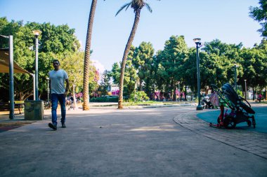 Tel Aviv İsrail 15 Kasım 2020 İsrail, İsrail 'i vuran Coronavirus salgını sırasında Tel Aviv' in halk bahçesinde eğlenen kimliği belirsiz İsrail halkının görüntüsü