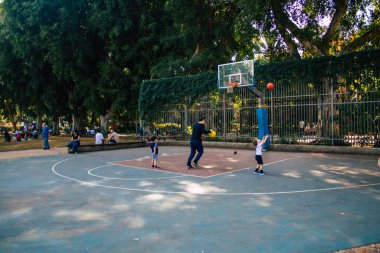 Tel Aviv İsrail 15 Kasım 2020 İsrail, İsrail 'i vuran Coronavirus salgını sırasında Tel Aviv' in halk bahçesinde eğlenen kimliği belirsiz İsrail halkının görüntüsü