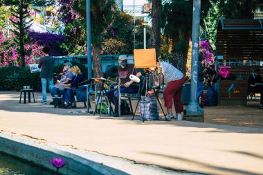 Tel Aviv İsrail 15 Kasım 2020 İsrail, İsrail 'i vuran Coronavirus salgını sırasında Tel Aviv' in halk bahçesinde eğlenen kimliği belirsiz İsrail halkının görüntüsü