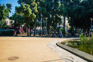 Tel Aviv İsrail 15 Kasım 2020 İsrail, İsrail 'i vuran Coronavirus salgını sırasında Tel Aviv' in halk bahçesinde eğlenen kimliği belirsiz İsrail halkının görüntüsü