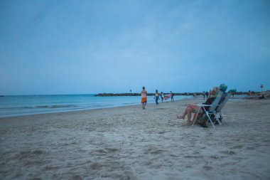 Tel Aviv İsrail 15 Kasım 2020 İsrail 'de İsrail' deki koronavirüs salgınına rağmen Tel Aviv plajında gün batımına hayranlıkla bakan kimliği belirsiz İsrail halkının görüntüsü