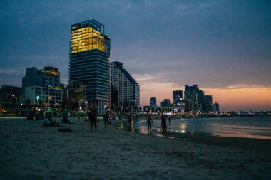 Tel Aviv İsrail 15 Kasım 2020 İsrail 'de İsrail' deki koronavirüs salgınına rağmen Tel Aviv plajında gün batımına hayranlıkla bakan kimliği belirsiz İsrail halkının görüntüsü