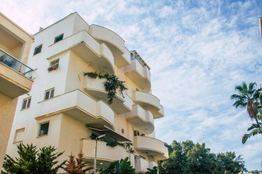 Tel Aviv İsrail, 15 Kasım 2020 'de İsrail' deki Coronavirus salgını sırasında Tel Aviv 'in boş sokaklarındaki binanın ön cephesine baktı.