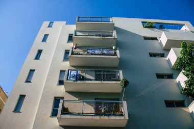 Tel Aviv İsrail, 15 Kasım 2020 'de İsrail' deki Coronavirus salgını sırasında Tel Aviv 'in boş sokaklarındaki binanın ön cephesine baktı.