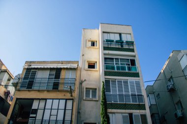 Tel Aviv İsrail, 15 Kasım 2020 'de İsrail' deki Coronavirus salgını sırasında Tel Aviv 'in boş sokaklarındaki binanın ön cephesine baktı.