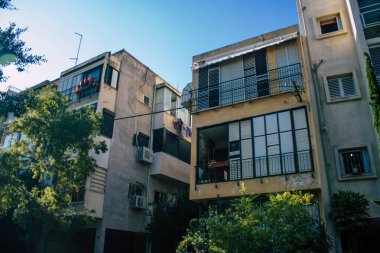 Tel Aviv İsrail, 15 Kasım 2020 'de İsrail' deki Coronavirus salgını sırasında Tel Aviv 'in boş sokaklarındaki binanın ön cephesine baktı.