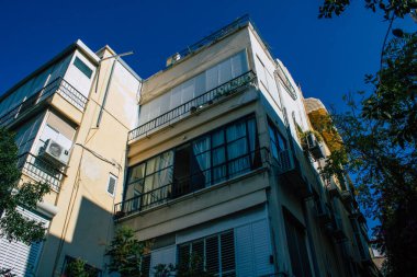 Tel Aviv İsrail, 15 Kasım 2020 'de İsrail' deki Coronavirus salgını sırasında Tel Aviv 'in boş sokaklarındaki binanın ön cephesine baktı.