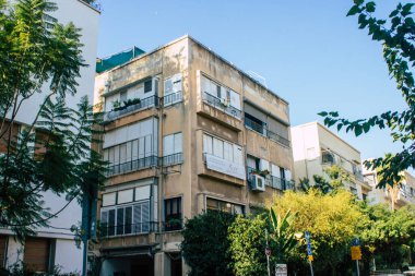 Tel Aviv İsrail, 15 Kasım 2020 'de İsrail' deki Coronavirus salgını sırasında Tel Aviv 'in boş sokaklarındaki binanın ön cephesine baktı.