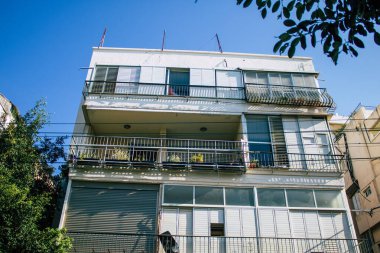 Tel Aviv İsrail, 15 Kasım 2020 'de İsrail' deki Coronavirus salgını sırasında Tel Aviv 'in boş sokaklarındaki binanın ön cephesine baktı.