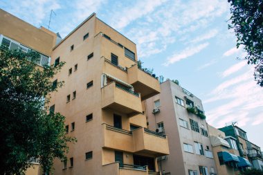 Tel Aviv İsrail, 15 Kasım 2020 'de İsrail' deki Coronavirus salgını sırasında Tel Aviv 'in boş sokaklarındaki binanın ön cephesine baktı.