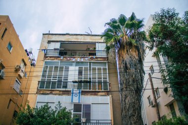 Tel Aviv İsrail, 15 Kasım 2020 'de İsrail' deki Coronavirus salgını sırasında Tel Aviv 'in boş sokaklarındaki binanın ön cephesine baktı.