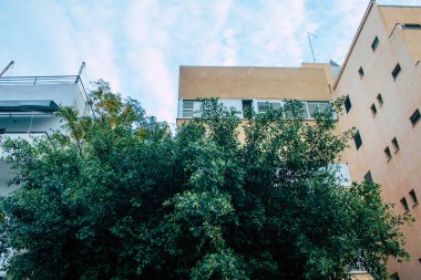 Tel Aviv İsrail, 15 Kasım 2020 'de İsrail' deki Coronavirus salgını sırasında Tel Aviv 'in boş sokaklarındaki binanın ön cephesine baktı.