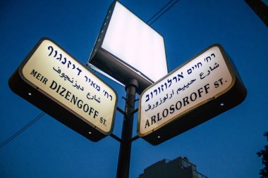 Tel Aviv İsrail 15 Kasım 2020 Tel Aviv şehir merkezindeki yol kullanıcılarına bilgi sağlamak için yol kenarında ya da üzerinde sokak tabelası ya da yol tabelası görüldü.