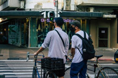 Tel Aviv İsrail 15 Kasım 2020 Kilit ve Coronavirus salgını sırasında İsrail 'deki nüfusu kontrol altına almak için Tel Aviv sokaklarında dolaşan kimliği belirsiz insanların görüntüsü