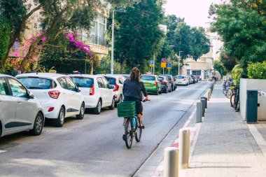 Tel Aviv İsrail 15 Kasım 2020 Kilit ve Coronavirus salgını sırasında İsrail 'deki nüfusu kontrol altına almak için Tel Aviv sokaklarında dolaşan kimliği belirsiz insanların görüntüsü