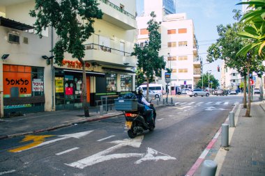 Tel Aviv İsrail 15 Kasım 2020 Kilit ve Coronavirus salgını sırasında İsrail 'deki nüfusu kontrol altına almak için Tel Aviv sokaklarında dolaşan kimliği belirsiz insanların görüntüsü