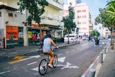 Tel Aviv İsrail 15 Kasım 2020 Kilit ve Coronavirus salgını sırasında İsrail 'deki nüfusu kontrol altına almak için Tel Aviv sokaklarında dolaşan kimliği belirsiz insanların görüntüsü