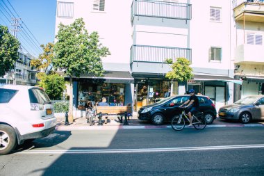 Tel Aviv İsrail 15 Kasım 2020 Kilit ve Coronavirus salgını sırasında İsrail 'deki nüfusu kontrol altına almak için Tel Aviv sokaklarında dolaşan kimliği belirsiz insanların görüntüsü