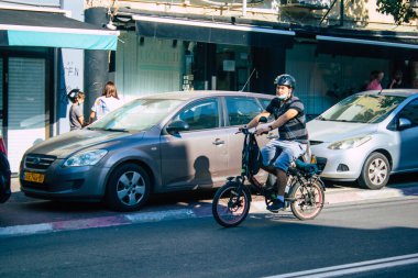 Tel Aviv İsrail 15 Kasım 2020 Kilit ve Coronavirus salgını sırasında İsrail 'deki nüfusu kontrol altına almak için Tel Aviv sokaklarında dolaşan kimliği belirsiz insanların görüntüsü