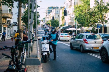 Tel Aviv İsrail 15 Kasım 2020 Kilit ve Coronavirus salgını sırasında İsrail 'deki nüfusu kontrol altına almak için Tel Aviv sokaklarında dolaşan kimliği belirsiz insanların görüntüsü