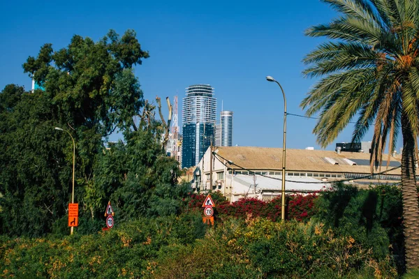テルアビブイスラエル2020年11月15日イスラエルのコロナウイルス発生中のテルアビブの空の通りに位置する建物のファサードのビュー — ストック写真