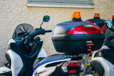 Tel Aviv İsrail 15 Kasım 2020 'de Tel Aviv' deki yerel bir belediye binasının önüne park etmiş mobiletleri ve Coronavirus salgını sırasında İsrail 'deki nüfusu kontrol altına almak için park etmiş.