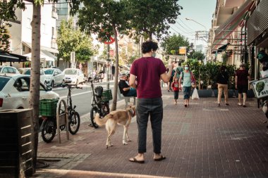 Tel Aviv İsrail 17 Kasım 2020 Tel Aviv ve Coronavirüs salgını sırasında İsrail sokaklarında yürüyen kimliği belirsiz İsrail halkının görüntüsü