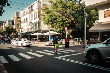 Tel Aviv İsrail 17 Kasım 2020 Tel Aviv ve Coronavirüs salgını sırasında İsrail sokaklarında yürüyen kimliği belirsiz İsrail halkının görüntüsü