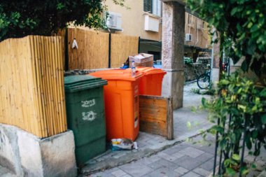 Tel Aviv İsrail 17 Kasım 2020 Tel Aviv sokaklarındaki çöp konteynırının kapatılması