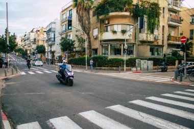 Tel Aviv İsrail 17 Kasım 2020 Kilit altındayken ve Coronavirus salgını sırasında nüfusu kontrol altına almak için Tel Aviv sokaklarında dolaşan kimliği belirsiz insanların görüntüsü