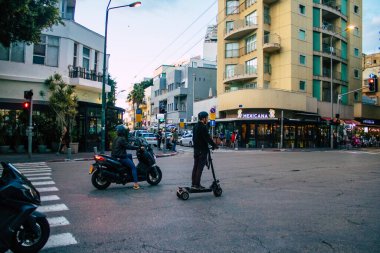 Tel Aviv İsrail 17 Kasım 2020 Kilit altındayken ve Coronavirus salgını sırasında nüfusu kontrol altına almak için Tel Aviv sokaklarında dolaşan kimliği belirsiz insanların görüntüsü