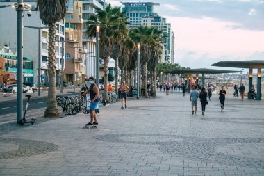Tel Aviv İsrail 17 Kasım 2020 Herbert Samuel Promenade Tel Aviv 'de yürürken ve Coronavirus salgını İsrail' i vururken kimliği belirsiz İsrail halkının görüntüsü