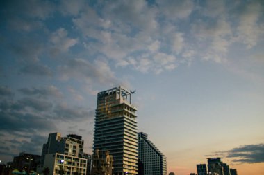 Tel Aviv İsrail 17 Kasım 2020 'de İsrail' deki Coronavirus salgını sırasında Tel Aviv 'in boş sokaklarında bulunan binanın ön cephesini görüntüledi.