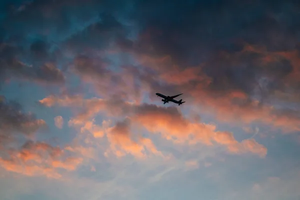 Tel Awiw Izrael Listopad 2020 Widok Niezidentyfikowanego Samolotu Lecącego Zachodzącym — Zdjęcie stockowe