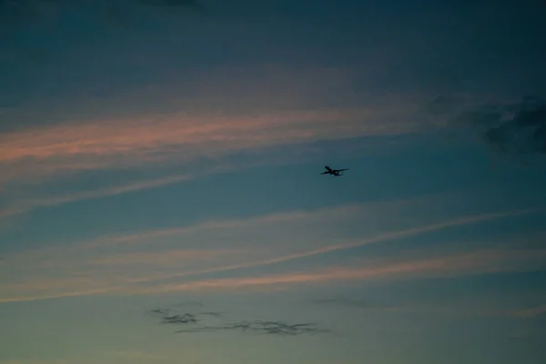 Tel Awiw Izrael Listopad 2020 Widok Niezidentyfikowanego Samolotu Lecącego Zachodzącym — Zdjęcie stockowe