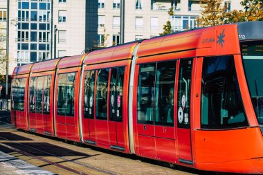 Fransa 'yı 18 Kasım 2020' de Coronavirus salgını sırasında sokaklarda ve Reims toplu taşıma sisteminde seyahat eden yolcular için modern bir elektrikli tramvayın görüntüsünü aldı.