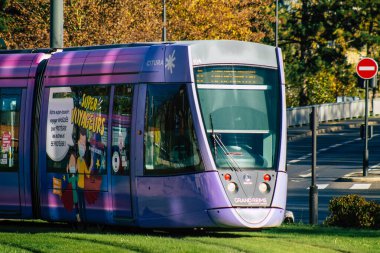 Fransa 'yı 18 Kasım 2020' de Coronavirus salgını sırasında sokaklarda ve Reims toplu taşıma sisteminde seyahat eden yolcular için modern bir elektrikli tramvayın görüntüsünü aldı.