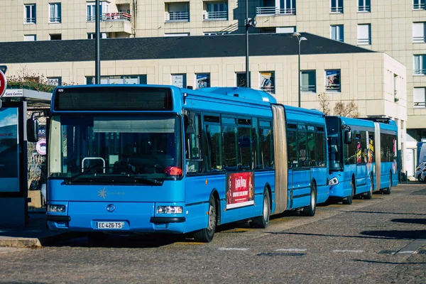 ランスフランス2020年11月18日コロナウイルス感染症発生時のランスの通りや公共交通機関の一部を通って運転する乗客のための伝統的な都市バスの眺めフランス — ストック写真