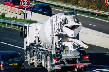 Fransa 'yı 18 Kasım 2020' de Coronavirus salgını sırasında Fransa 'nın Grand Est bölgesindeki Reims şehrinden geçen ve ekonominin ayakta kalmasını sağlayan bir kamyonun görüntüsü olarak gösteriyor.