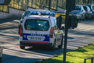 Fransa 'yı 18 Kasım 2020' de Coronavirus salgını ve nüfusu kontrol altına almak için kilitlenme sırasında Reims 'in tarihi sokaklarında dolaşan geleneksel bir Fransız polis arabasına bakıyor.