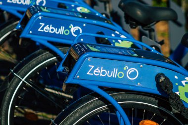 Fransa 'yı 18 Kasım 2020' de, genellikle tarihi caddede ve Reims toplu taşıma sisteminin bir parçası olarak birkaç saatliğine kiralanmak üzere ulaşılabilir bisikletlerin kısa sürelerle izlenmesi olarak tanımlıyor.