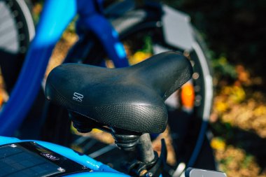 Fransa 'yı 18 Kasım 2020' de, genellikle tarihi caddede ve Reims toplu taşıma sisteminin bir parçası olarak birkaç saatliğine kiralanmak üzere ulaşılabilir bisikletlerin kısa sürelerle izlenmesi olarak tanımlıyor.