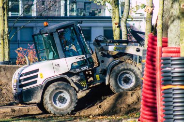 Fransa 'yı 18 Kasım 2020' de şehir merkezindeki Reims gezinti alanının görüntüsü, yüz yıllık ağaçların ölmelerini önlemek için çalışmalar sırasında korunması.